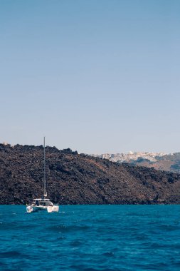 Yunanistan 'da güneşli bir havada Santorini adası yakınlarındaki Nea Kameni volkanı adasına bakın