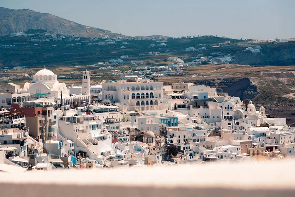 Vista clásica de la decoración y arquitectura del pueblo de Thera Fira Santorini al sol — Foto de Stock