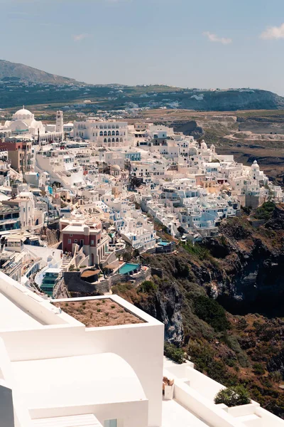 Vista clássica sobre a decoração e arquitetura da aldeia Thera Fira Santorini ao sol — Fotografia de Stock