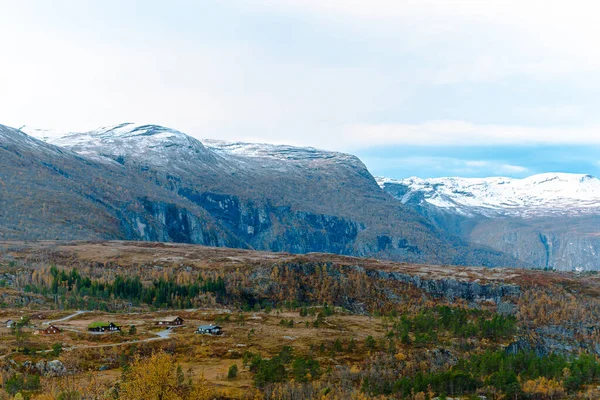 Norsko krajina poblíž vesnice Eidfjord na podzim — Stock fotografie