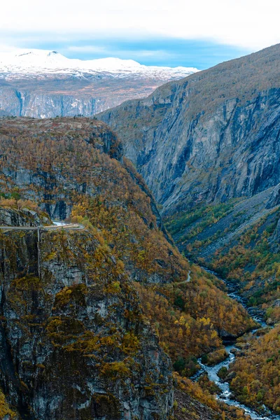 Noorwegen landschap bij Eidfjord dorp in de herfst — Stockfoto