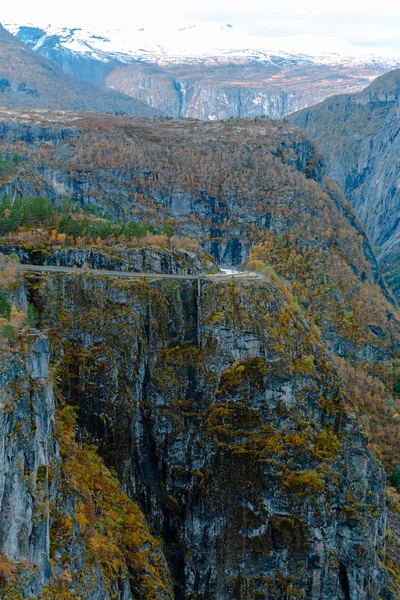 Norsko krajina poblíž vesnice Eidfjord na podzim — Stock fotografie