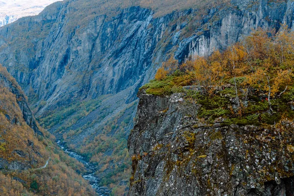 Noorwegen landschap bij Eidfjord dorp in de herfst — Stockfoto