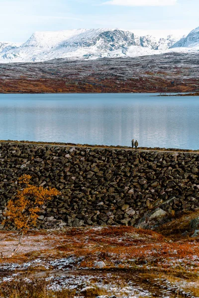 Νορβηγικό τοπίο κοντά στο χωριό Eidfjord το φθινόπωρο — Φωτογραφία Αρχείου