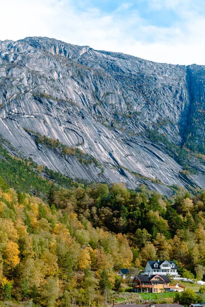 Noruega paisaje cerca de Eidfjord pueblo en otoño — Foto de Stock
