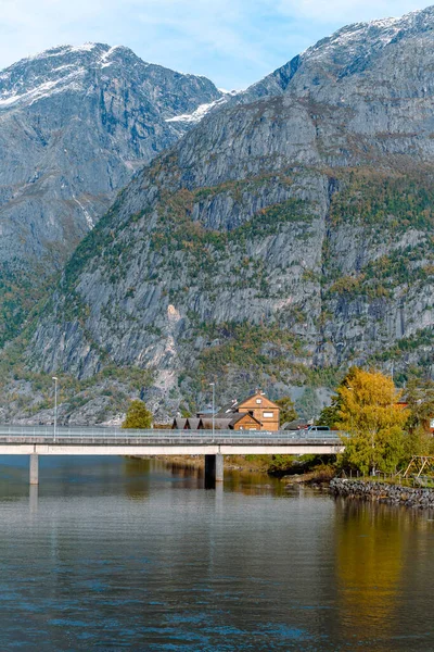 Noorwegen landschap bij Eidfjord dorp in de herfst — Stockfoto