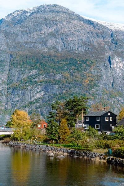 Noorwegen landschap bij Eidfjord dorp in de herfst — Stockfoto