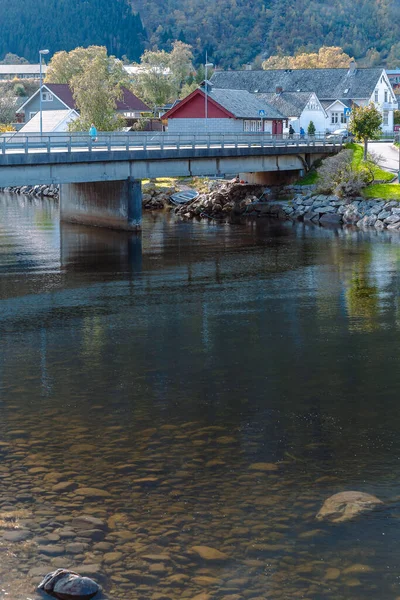 Sonbaharda Eidfjord köyü yakınlarındaki Norveç manzarası — Stok fotoğraf