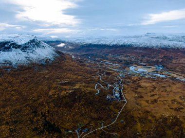 Sonbaharda Voringsfossen şelalesinde, Norveç 'te sıradan bir hava aracı fotoğrafı