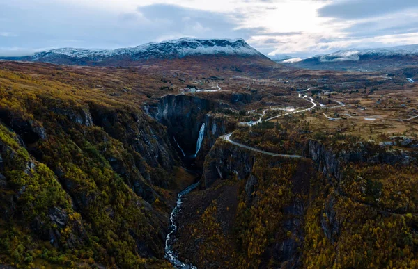 Foto de dron aéreo casual en la cascada de Voringsfossen en otoño, Noruega —  Fotos de Stock