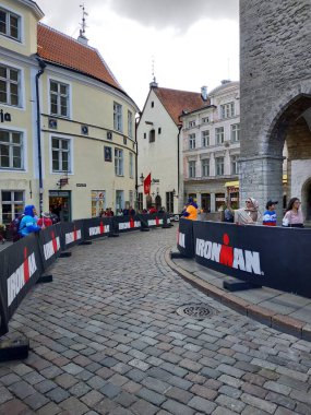 Tallinn, Estonya - 3 Ağustos 2019: Eski şehir merkezindeki sokak hayatı hakkında günlük görüş