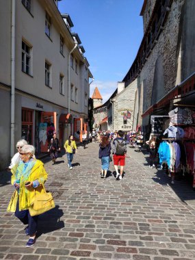 Tallinn, Estonya - 3 Ağustos 2019: Eski şehir merkezindeki sokak hayatı hakkında günlük görüş