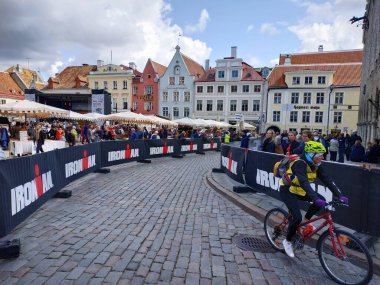 Tallinn, Estonya - 3 Ağustos 2019: Eski şehir merkezindeki sokak hayatı hakkında günlük görüş