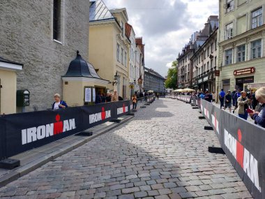 Tallinn, Estonya - 3 Ağustos 2019: Eski şehir merkezindeki sokak hayatı hakkında günlük görüş