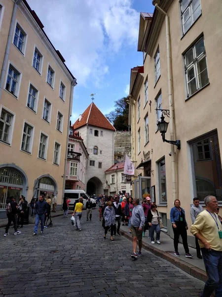 Tallinn, Estonia - 03 agosto 2019: vista casuale sulla vita di strada nel centro storico della città — Foto Stock