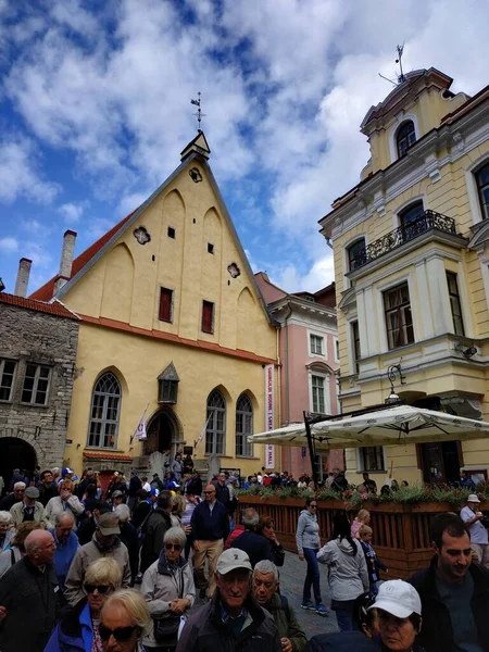 Tallinn, Estland - 03 augusti 2019: avslappnad utsikt över gatulivet i gamla stadskärnan — Stockfoto