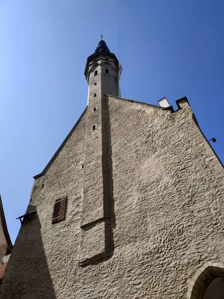 Vista casual sobre a arquitetura e decoração de rua de Tallinn, Estónia — Fotografia de Stock