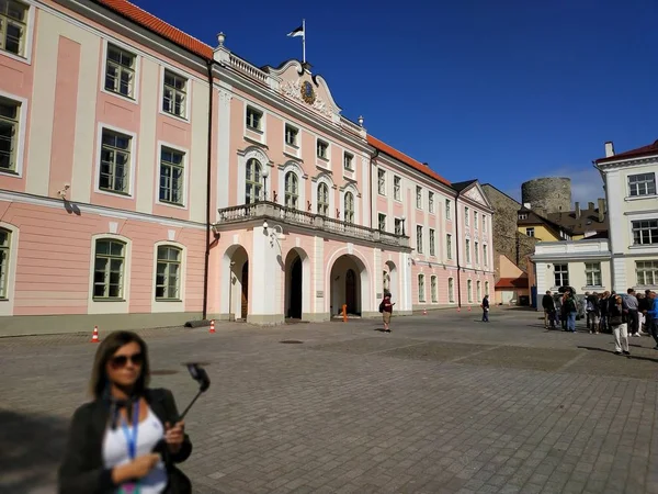 Tallin, Estonia - 03 de agosto de 2019: vista casual de la vida callejera en el centro antiguo de la ciudad — Foto de Stock