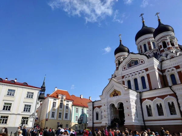 Tallinn, Estland - 03 augusti 2019: avslappnad utsikt över gatulivet i gamla stadskärnan — Stockfoto