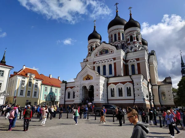 Tallinn, Estland - 03 augusti 2019: avslappnad utsikt över gatulivet i gamla stadskärnan — Stockfoto