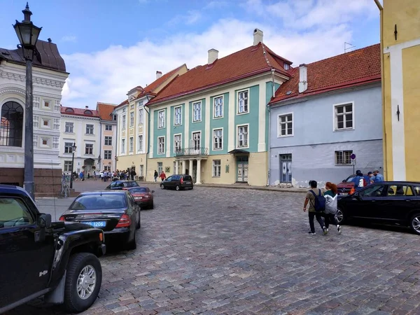 Tallin, Estonia - 03 de agosto de 2019: vista casual de la vida callejera en el centro antiguo de la ciudad — Foto de Stock