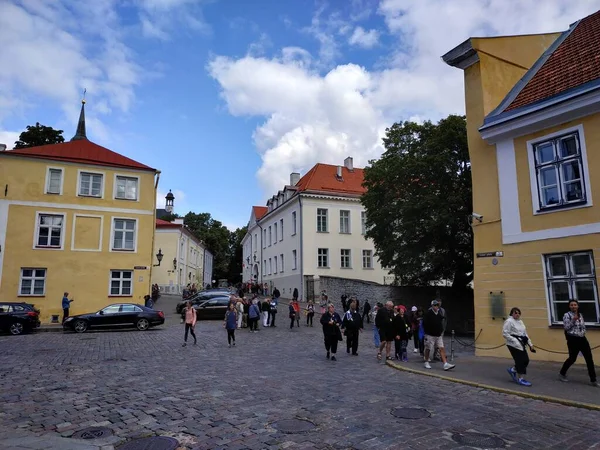 Tallinn, estland - 03. august 2019: lässiger blick auf das straßenleben in der altstadt — Stockfoto