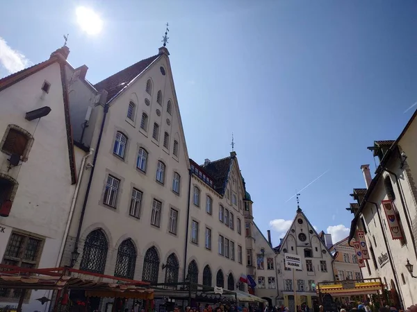 Tallinn, Estland - 03 augusti 2019: avslappnad utsikt över gatulivet i gamla stadskärnan — Stockfoto