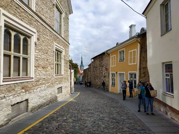 Tallinn, Estônia - 03 de agosto de 2019: vista casual sobre a vida na rua no centro antigo da cidade — Fotografia de Stock