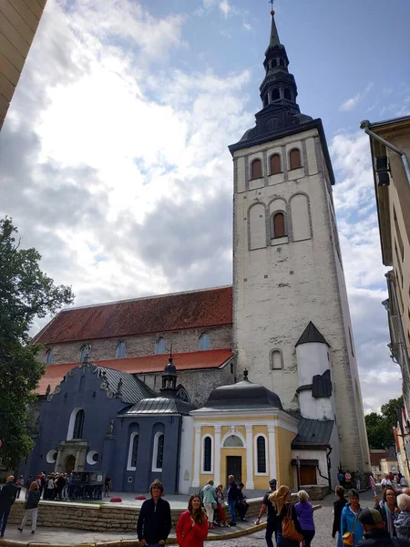 Tallinn, Estland - 03 augusti 2019: avslappnad utsikt över gatulivet i gamla stadskärnan — Stockfoto