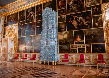 St. Petersburg, Rusya - 05 Ağustos 2019: Tsarskoe Selo 'daki Catherine Sarayı' nın iç mimarisi ve dekorasyonu hakkında sıradan bir görüş