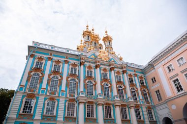 Rusya 'da sonbahar döneminde Peterhof binaları ve dekorasyonları gündelik olarak görülür.