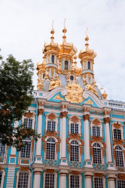 Rusya 'da sonbahar döneminde Peterhof binaları ve dekorasyonları gündelik olarak görülür.