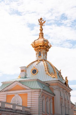 Rusya 'da sonbahar döneminde Peterhof binaları ve dekorasyonları gündelik olarak görülür.