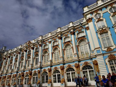 Rusya 'da sonbahar döneminde Peterhof binaları ve dekorasyonları gündelik olarak görülür.