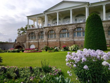 Rusya 'da sonbahar döneminde Peterhof binaları ve dekorasyonları gündelik olarak görülür.