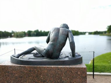 Rusya 'da sonbahar döneminde Peterhof binaları ve dekorasyonları gündelik olarak görülür.