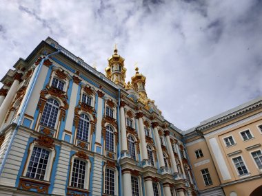 Rusya 'da sonbahar döneminde Peterhof binaları ve dekorasyonları gündelik olarak görülür.