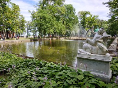 Rusya 'da sonbahar döneminde Peterhof binaları ve dekorasyonları gündelik olarak görülür.