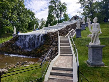 St. Petersburg, Rusya - 05 Ağustos 2019: Petergof müzesinin ziyaretçileri etrafa bakınıyor