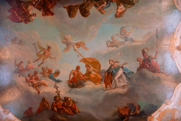 St. Petersburg, Rusya - 05 Ağustos 2019: Tsarskoe Selo 'daki Catherine Sarayı' nın iç mimarisi ve dekorasyonu hakkında sıradan bir görüş