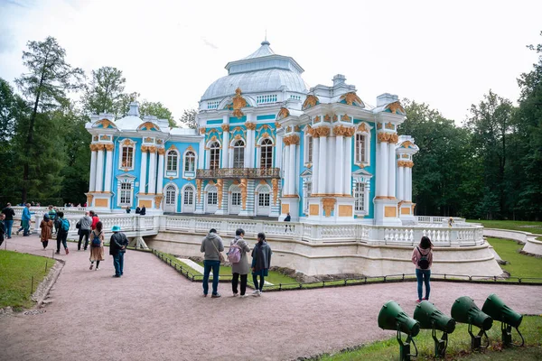 St.Petersburg, Russia - August 05, 2019: visitors of Petergof museum complex look around — 스톡 사진