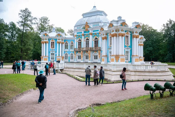 Saint-Pétersbourg, Russie - 05 août 2019 : les visiteurs du complexe muséal Petergof regardent autour de eux — Photo