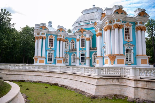 Casual view on the Peterhof buildings and decoration at the autumn time, Russia — 스톡 사진