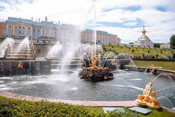 Rusya 'da sonbahar döneminde Peterhof binaları ve dekorasyonları gündelik olarak görülür.