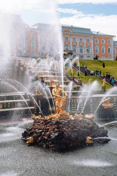Casual view on the Peterhof buildings and decoration at the autumn time, Russia — 스톡 사진