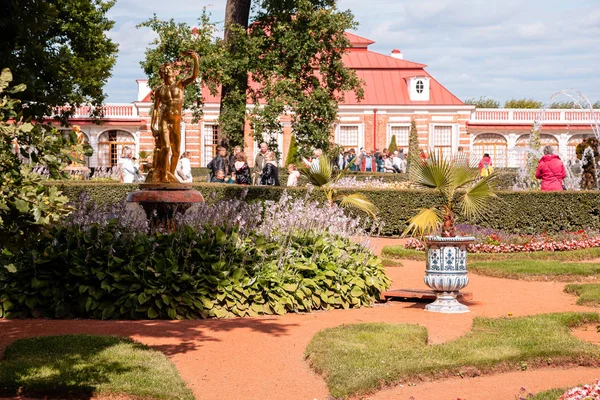 Casual view on the Peterhof buildings and decoration at the autumn time, Russia — 스톡 사진