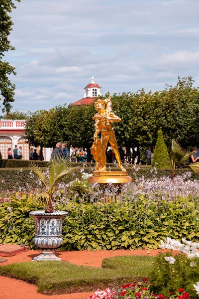 Vista casuale sugli edifici Peterhof e la decorazione in autunno, Russia — Foto Stock