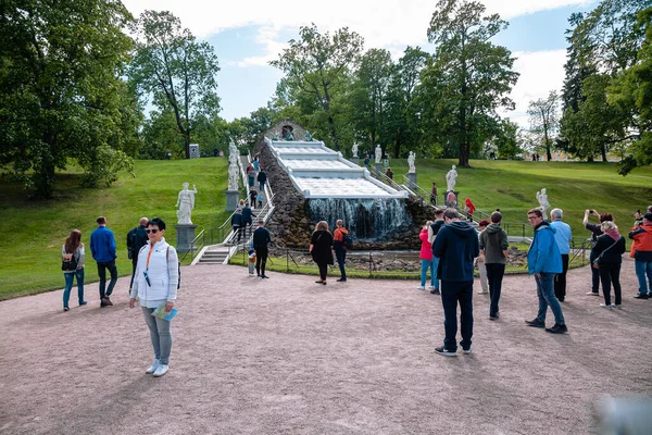 Санкт-Петербург, Россия - 05 августа 2019 года: посетители петергофского музейного комплекса оглянутся вокруг — стоковое фото
