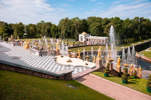 Vue décontractée sur les bâtiments et la décoration de Peterhof à l'automne, Russie — Photo