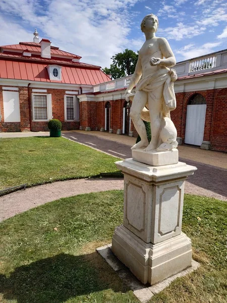 Vue décontractée sur les bâtiments et la décoration de Peterhof à l'automne, Russie — Photo